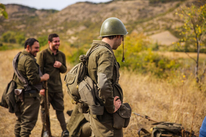 Soldados en uniforme militar en campo abierto, representando momentos famosos que cambiaron la historia con decisión y acción.