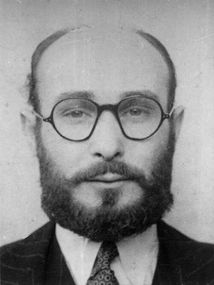 Retrato en blanco y negro de hombre con gafas redondas y barba, representando momentos famosos que cambiaron el curso de la historia.