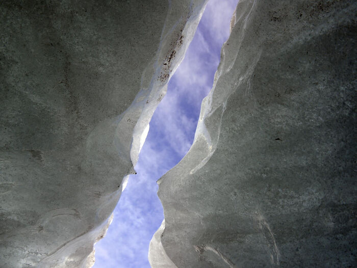Formación de hielo gigante con cielo azul visible en la apertura, ilustrando momentos que cambiaron el curso de la historia.