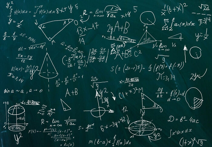 Pizarra con fórmulas matemáticas y geometría, ilustrando momentos que cambiaron la historia por decisiones clave.