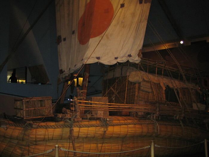 Balsa de totora en museo representando momentos famosos que cambiaron el curso de la historia por decisiones clave.