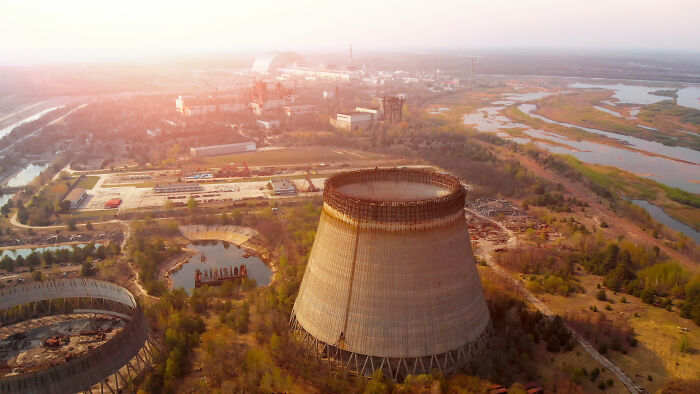 Vista aérea de una planta industrial abandonada al amanecer, símbolo de momentos que cambiaron el curso de la historia.