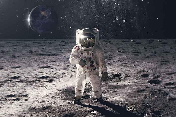 Astronauta en la superficie lunar destacando uno de los momentos famosos que cambiaron el curso de la historia.