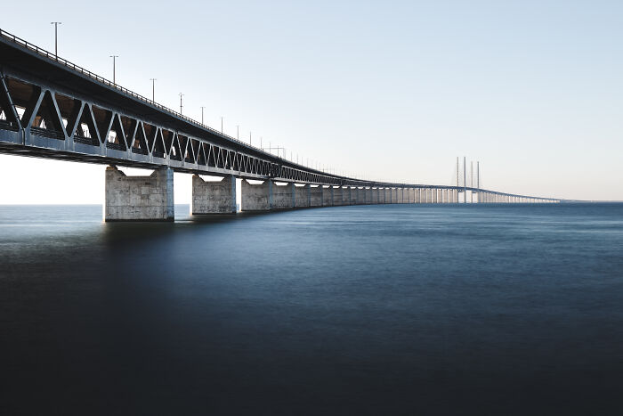 Vista panorámica del puente moderno extendiéndose sobre el agua, símbolo de momentos que cambiaron la historia.