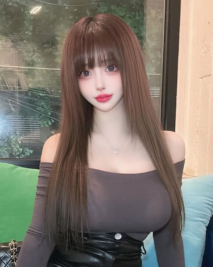 Mujer con cabello largo y liso, mirada llamativa y rasgos faciales que muestran cirugías plásticas extremas.