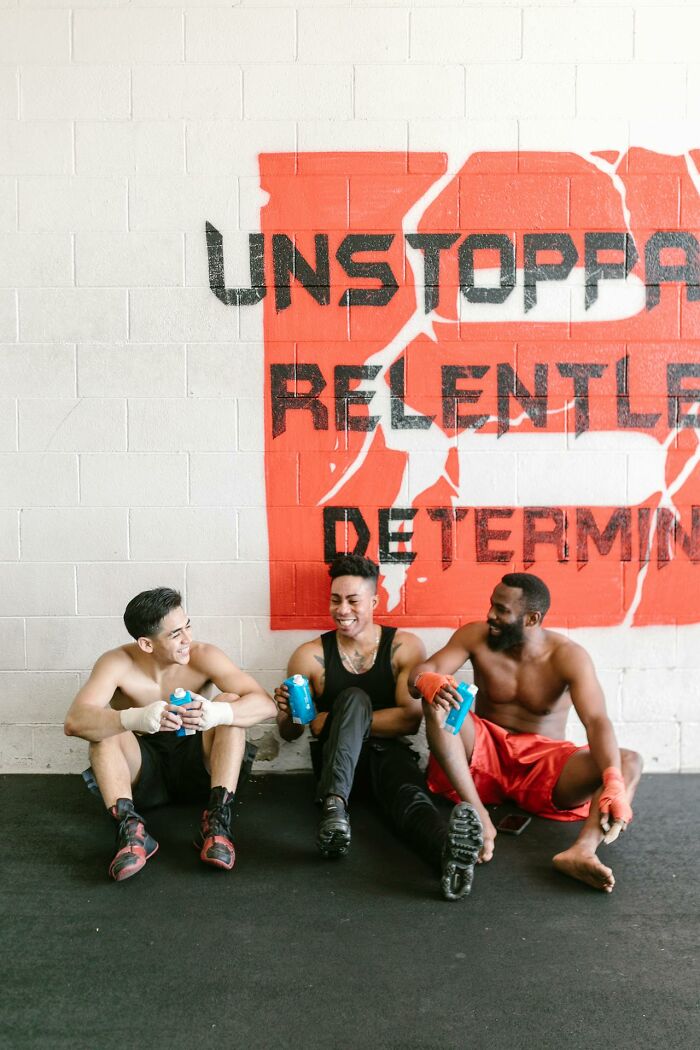Tres jóvenes deportistas descansan y comparten momentos mientras conversan sobre cosas que escucharon accidentalmente y no olvidan.