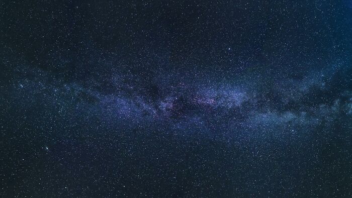 Cielo estrellado con la vía láctea visible, ilustrando misterios interesantes que aún desconciertan a la gente.