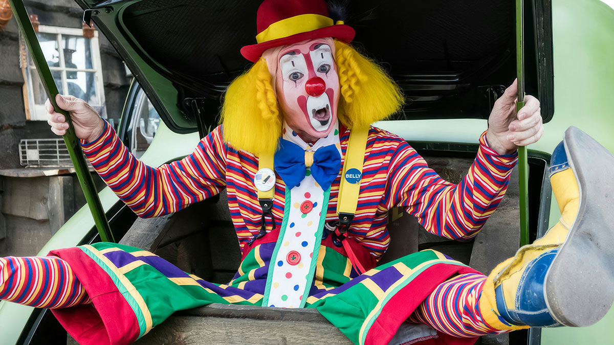 Payaso colorido en un coche viejo representa situaciones extrau00f1as encontradas por investigadores privados en su trabajo.