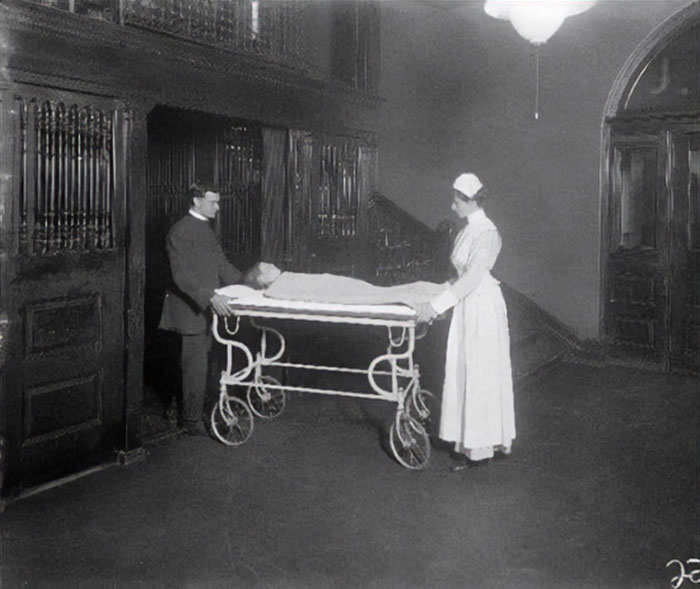 Paciente siendo trasladado en camilla por personal médico en imagen histórica relacionada con datos históricos interesantes.