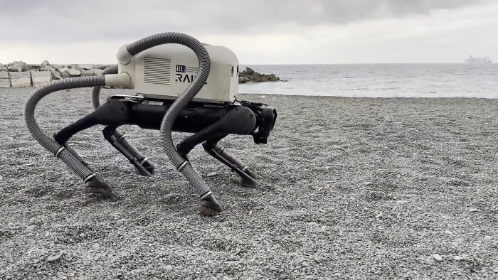 Robot cuadrúpedo con detalles ingeniosos usado en la vida cotidiana para limpieza en espacios al aire libre junto al mar.