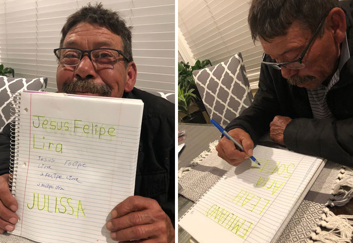 Hombre mayor sonriente mostrando y escribiendo en cuaderno notas reconfortantes para distraerse en casa.