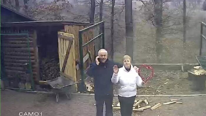 Pareja mayor en jardín rústico, transmitiendo calma y distracción con ambiente natural para reconfortar.