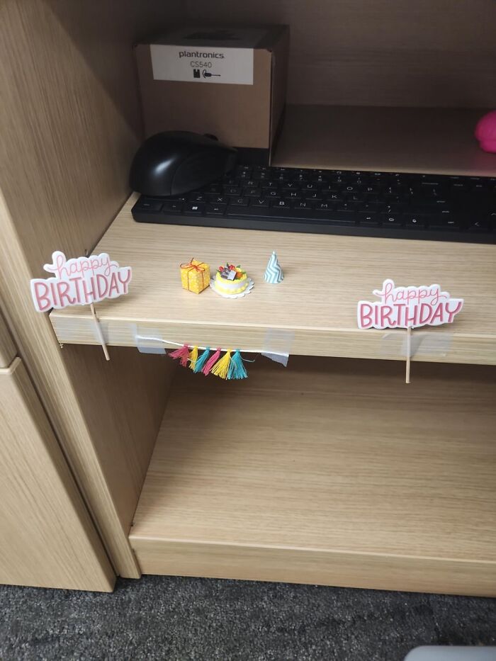 Decoración de escritorio con mini pastel, regalo y señales de happy birthday para publicaciones reconfortantes y distracción.
