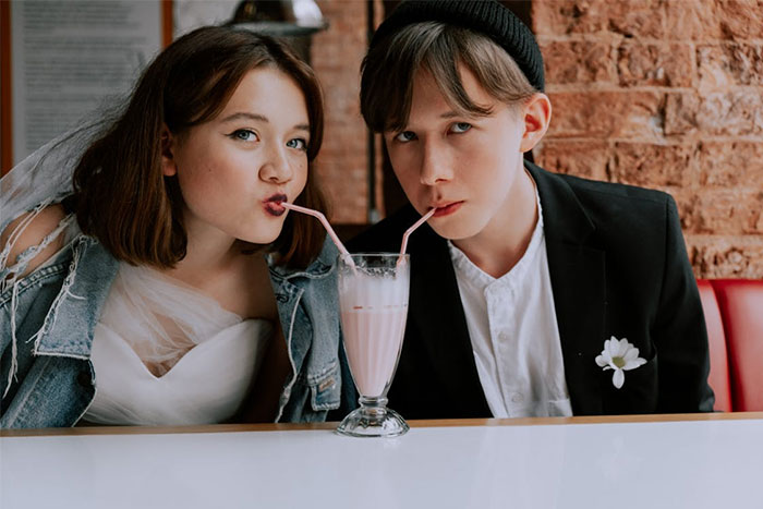 Pareja joven compartiendo un batido en una cita, imagen representando citas terribles según relatos de camareros.