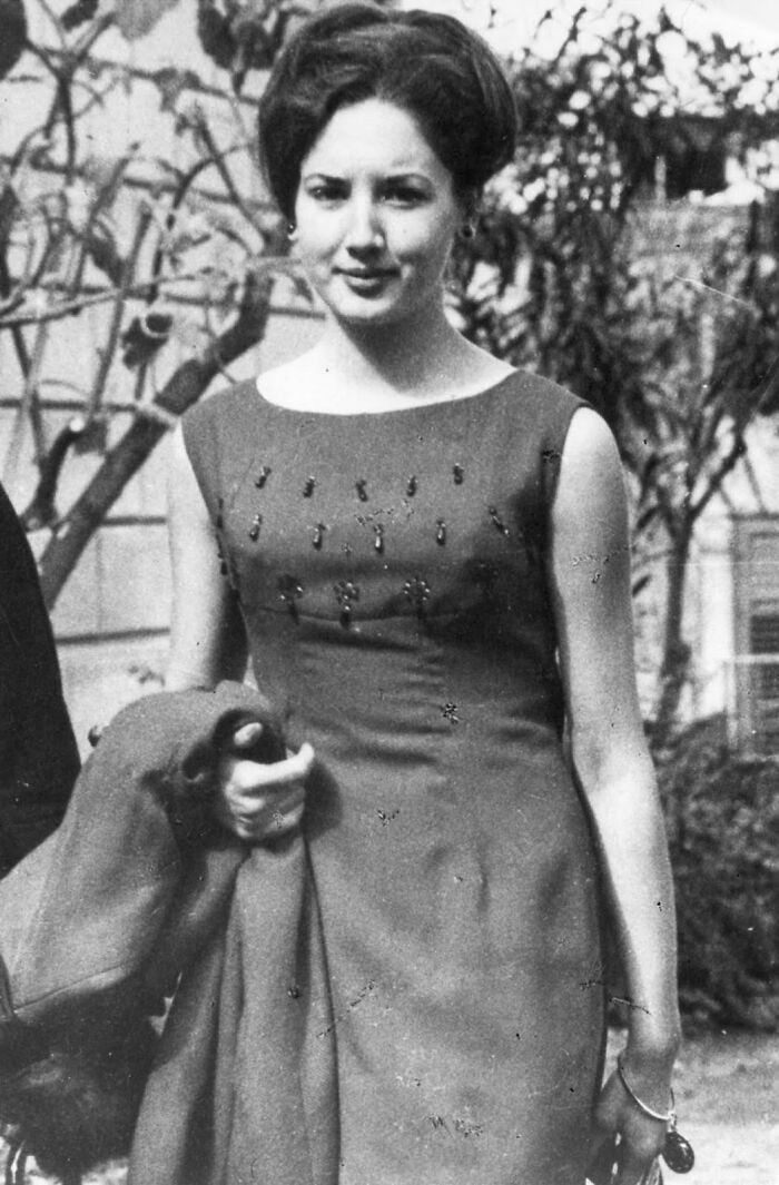 Mujer joven en foto antigua en blanco y negro, ilustrando contexto histórico detrás de fotos viejas.
