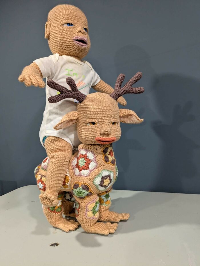 Muñecos tejidos a mano con diseño extraño y fallos de bricolaje destacados en momentos de DIY fails para exhibición pública.
