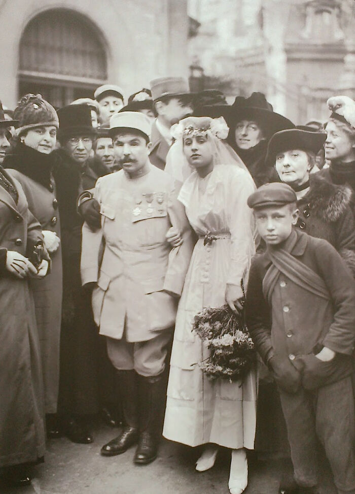 Fotografía antigua de boda con el contexto histórico y social de principios del siglo XX, mostrando vestimenta y ceremonias.