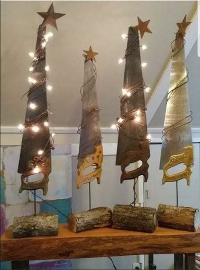 Decoración navideña con sierras antiguas y luces, ejemplo de DIY fails que merecen ser expuestos públicamente.