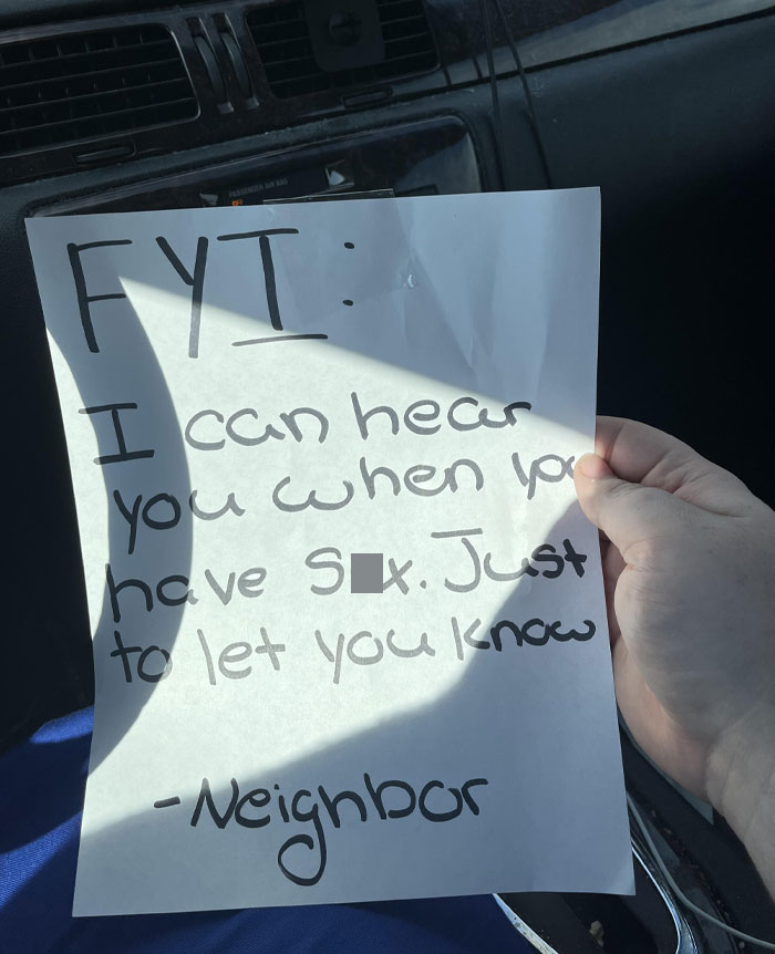 Nota manuscrita en inglés quejándose del ruido de vecinos, ejemplificando vecinos mezquinos y dejando una notita.