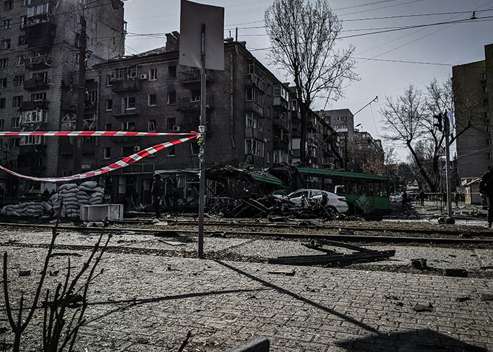 Escena urbana devastada con vehículos dañados y edificios deteriorados, perfecta para datos inquietantes sobre insomnio.