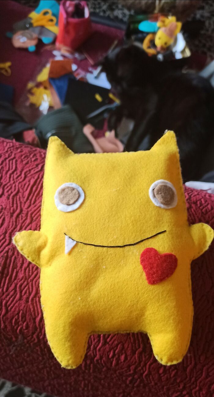 Muñeco de tela amarillo con corazón rojo, ejemplo de DIY fails para proyectos caseros que merecen ser exhibidos públicamente.