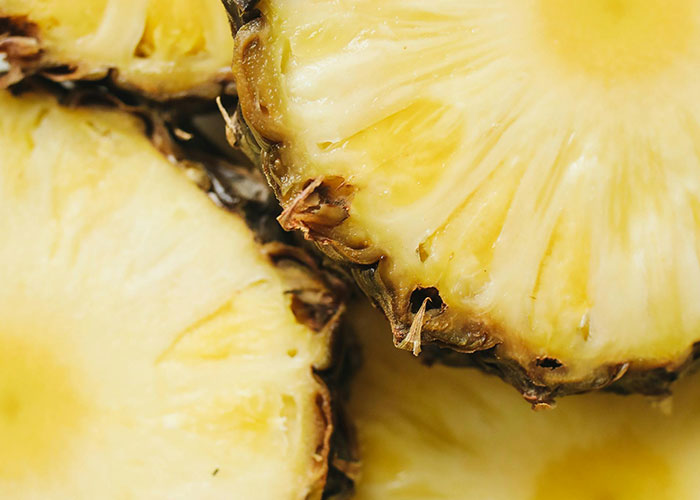 Rebanadas de piña fresca con textura detallada, ideales para reflexionar en momentos de insomnio y pensamientos inquietantes.
