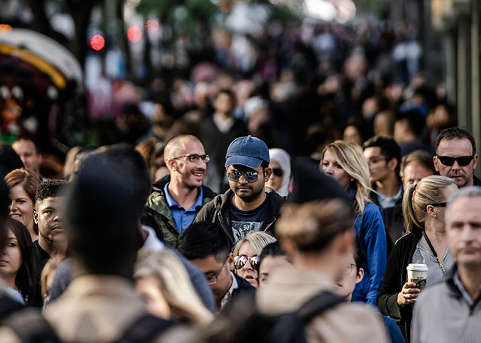 Multitud de personas caminando en la calle, reflejando datos inquietantes para pensar cuando tengas insomnio.