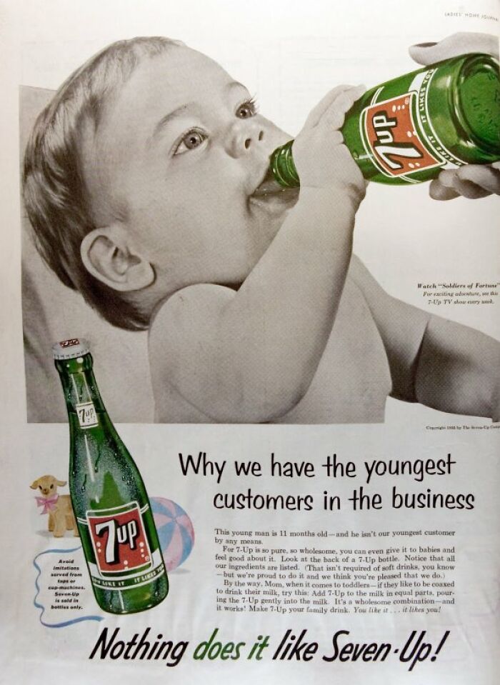 Bebé bebiendo 7-Up en anuncio vintage que muestra cambios en normas culturales y publicidad antigua.