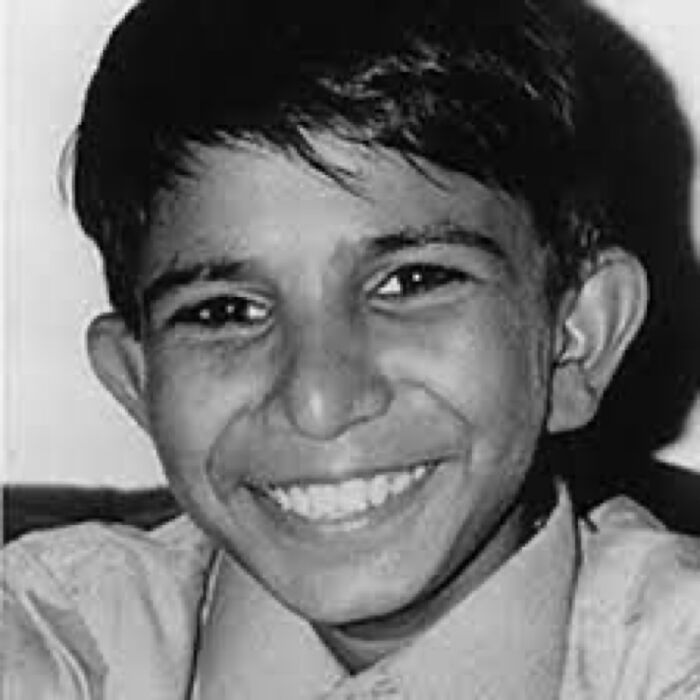 Retrato en blanco y negro de un niño sonriendo, relacionado con datos curiosos y morbosos que no son aptos para cardíacos.
