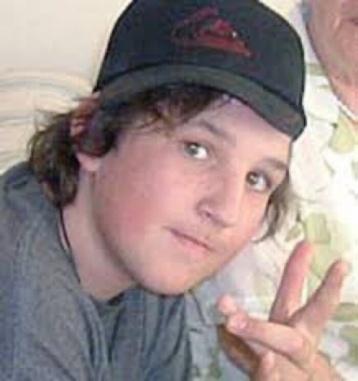 Joven con gorra negra haciendo gesto de paz, en imagen relacionada con datos curiosos y morbosos no aptos para cardíacos.