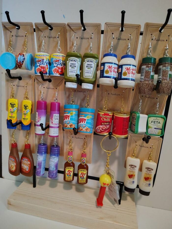 Pendientes hechos a mano con miniaturas de comida y productos cotidianos, ejemplo divertido de DIY fails creativos.