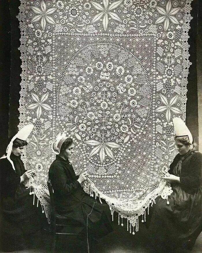 Tres mujeres en ropa histórica tejiendo encaje detallado, relacionados con hechos históricos poco conocidos. Tres mujeres en ropa histórica tejiendo encaje detallado, relacionados con hechos históricos poco conocidos.