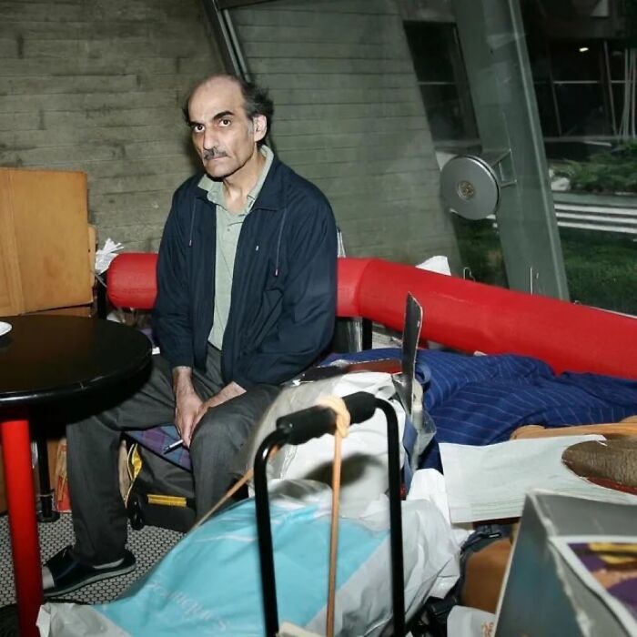 Hombre sentado en silla junto a objetos personales, ilustrando datos curiosos y morbosos no aptos para cardíacos.