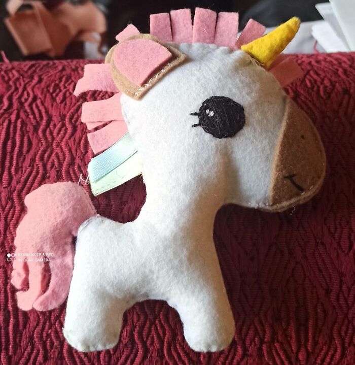 Unicornio de fieltro hecho a mano con defectos visibles, ejemplo de DIY fails que merecen ser señalados públicamente.
