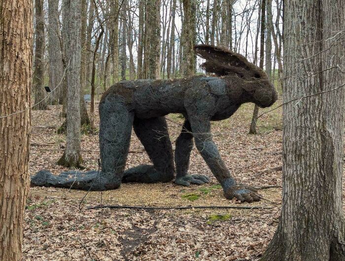 Escultura hecha a mano de figura humanoide con cabeza de liebre, ejemplo de habilidad para transformar ideas innovadoras en realidad.