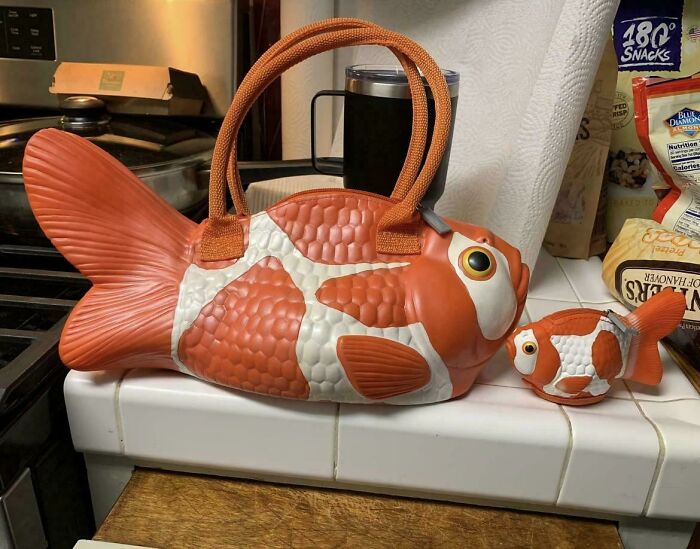 Bolso y monedero con diseño creativo de pez naranja y blanco, mostrando habilidades para materializar ideas originales.