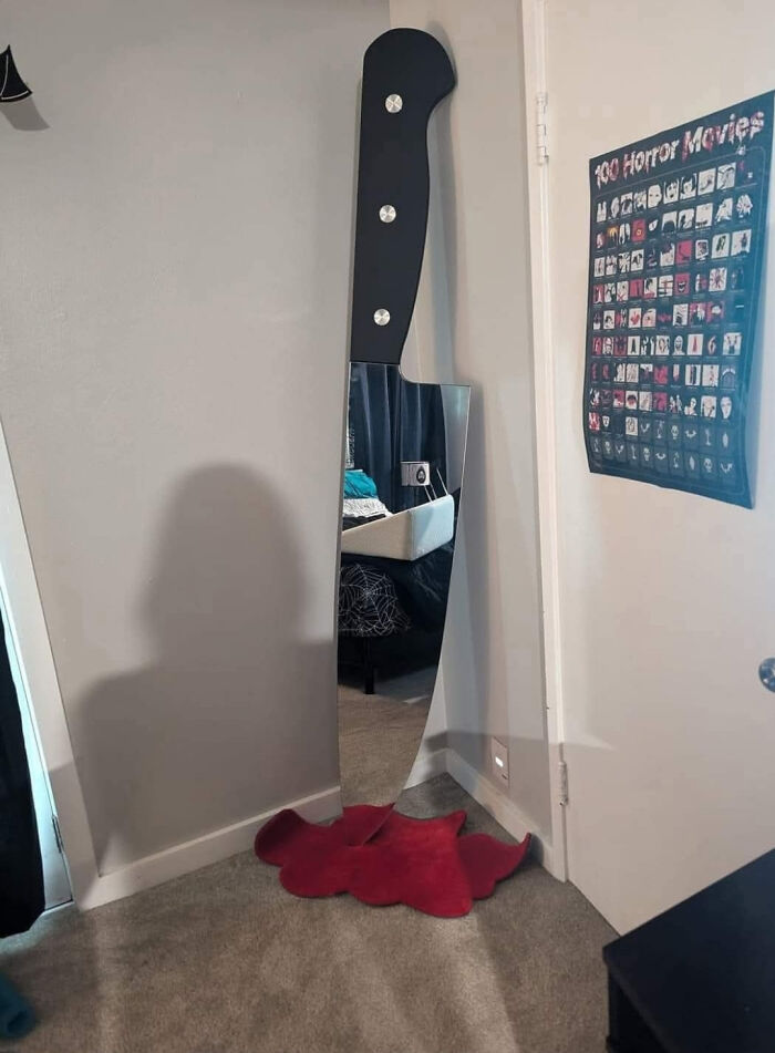 Espejo original con forma de cuchillo y alfombra roja simulando sangre, demostrando habilidades para hacer ideas absurdas realidad.