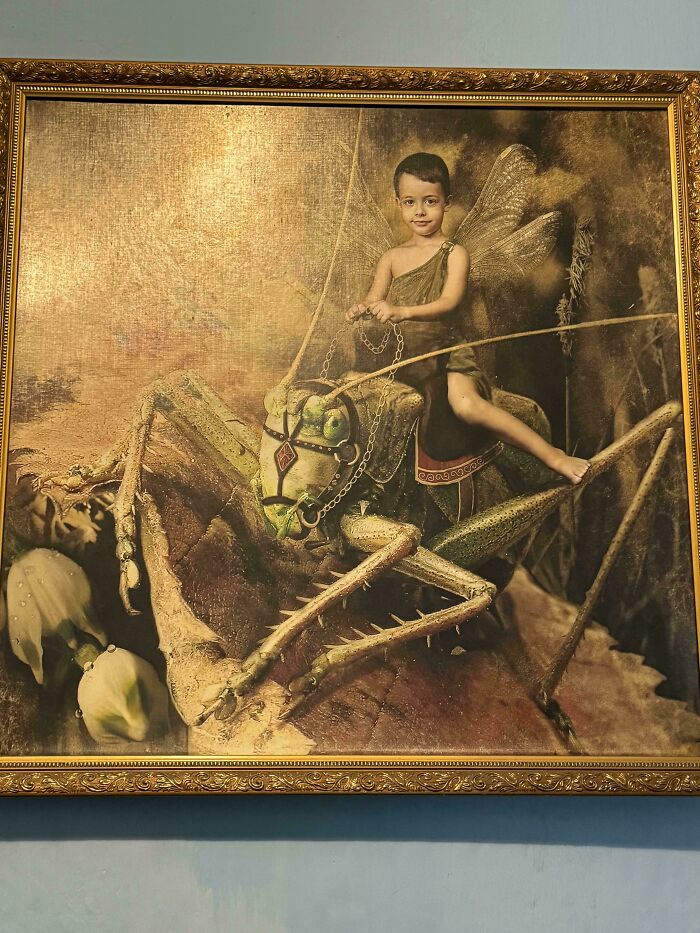 Niño con alas de hada montando un saltamontes en un cuadro artístico que muestra habilidades para dar vida a ideas horribles.
