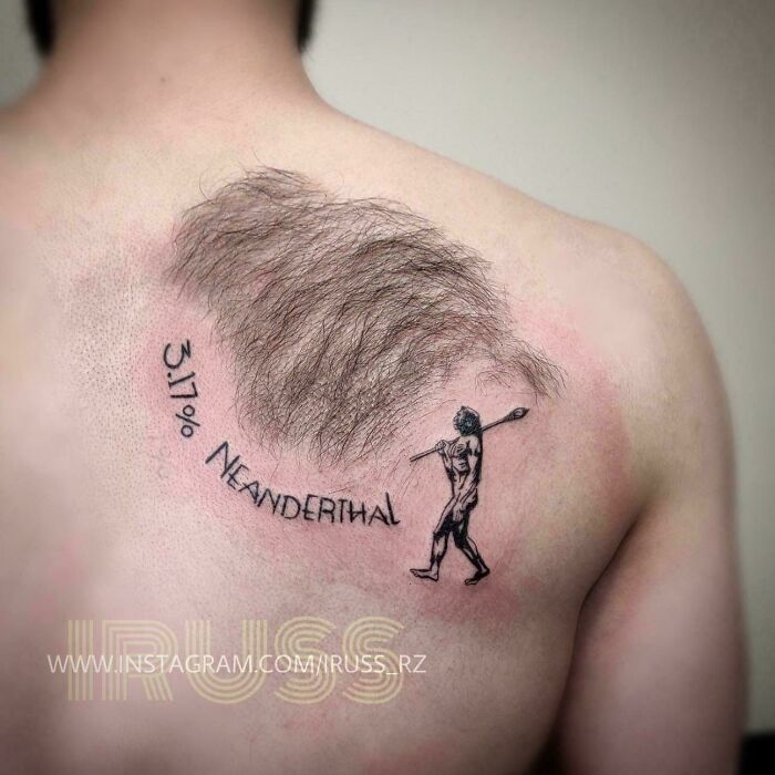 Tatuaje creativo de hombre con pelo real y figura prehistórica, demostrando habilidades para llevar ideas originales a la vida.