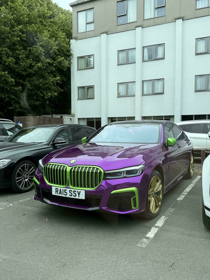 Coche BMW personalizado en colores púrpura y verde, mostrando habilidades para hacer realidad ideas terribles.