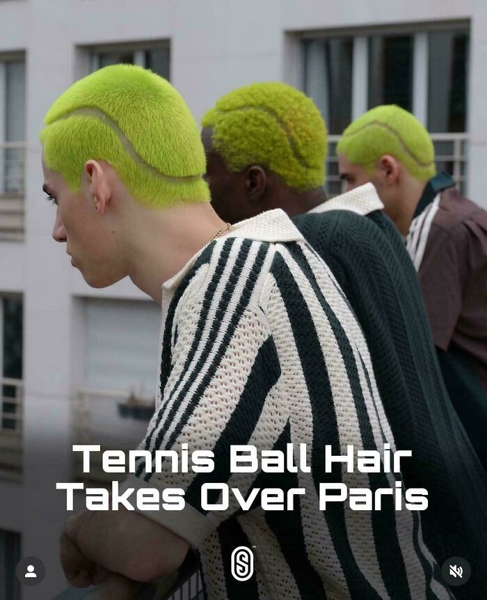 Cuatro personas con habilidades para hacer realidad ideas extrañas luciendo peinados verdes estilo pelota de tenis.