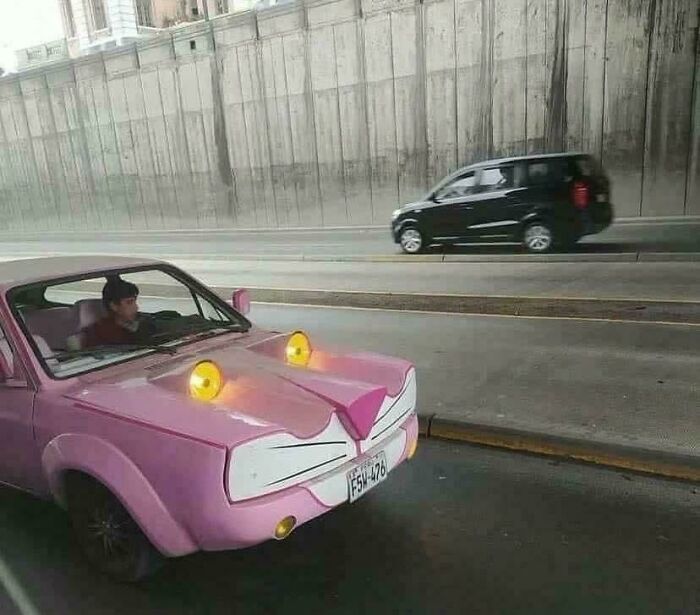 Auto pintado de rosa con luces delanteras modificadas como ojos, mostrando habilidades para hacer realidad ideas malas.