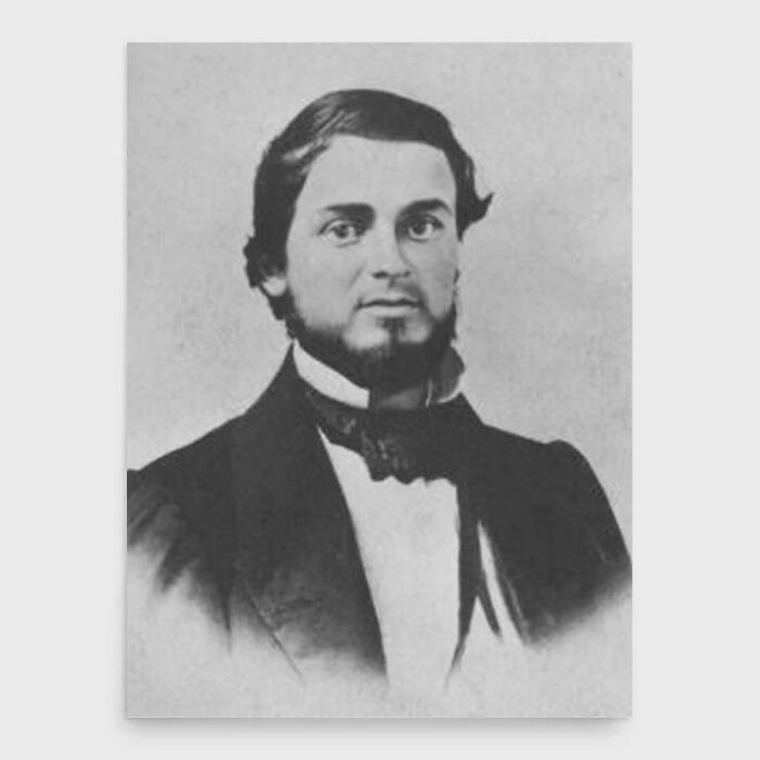 Retrato antiguo en blanco y negro de un hombre con traje formal, ilustrando datos e historias interesantes del mundo.