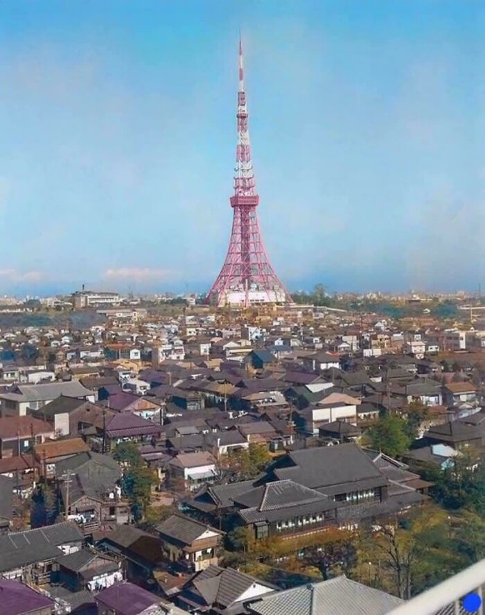 Vista panorámica de una torre emblemática rodeada de casas tradicionales, mostrando datos e historias interesantes del mundo.