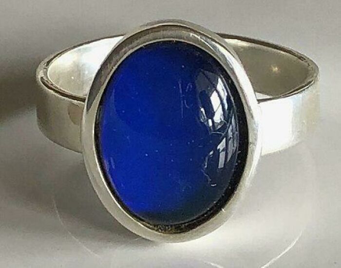 Anillo antiguo con piedra azul ovalada, objeto que no existe más y provoca nostalgia en quienes lo vieron en la vida real.