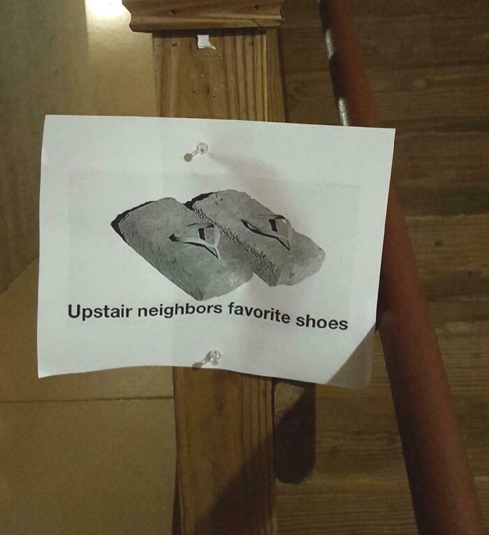 Nota humorística de vecinos mezquinos con dibujo de piedras como zapatos favoritos en escalera de madera.