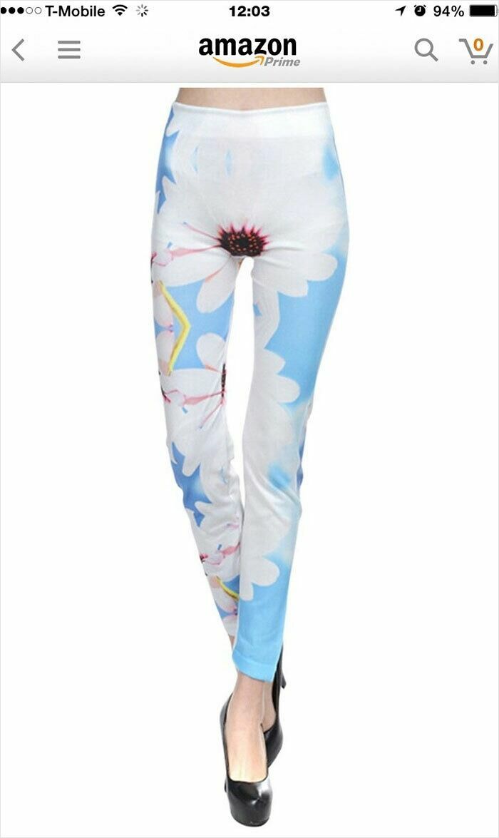 Leggings con estampado floral que crean un fallo de diseño divertido y terrible en la zona de la entrepierna.