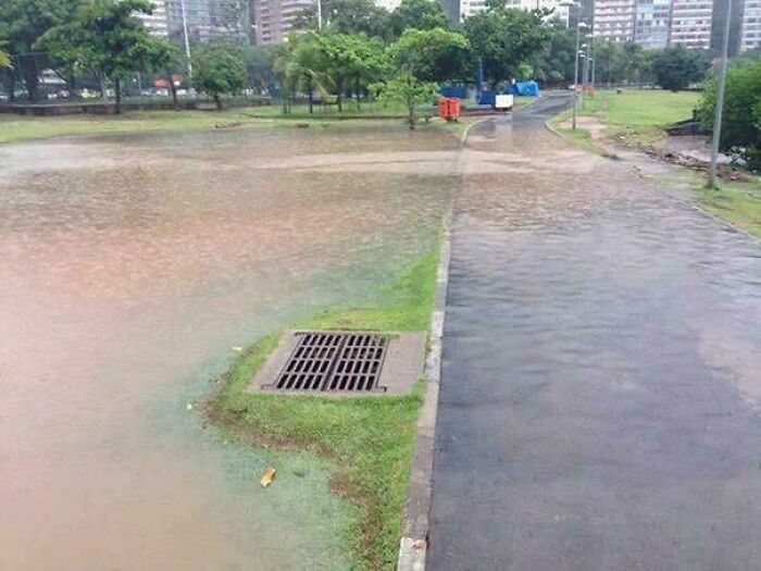 Drenaje que no funciona causando inundación en parque, ejemplo claro de uno de esos fails patéticos documentados.