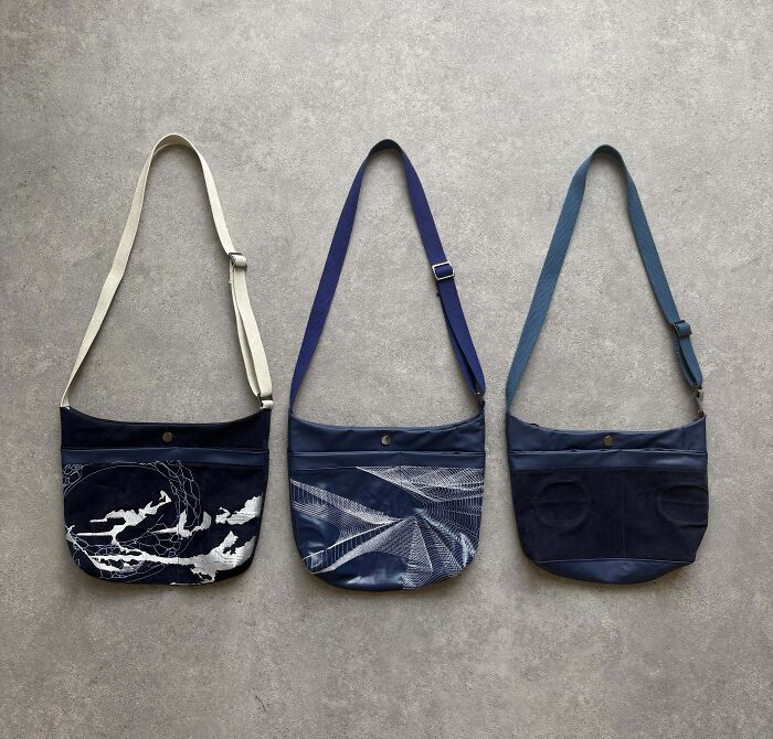 Tres bolsos colgados en pared gris, ilustrando el impacto visual del consumo excesivo y la moda rápida actual.