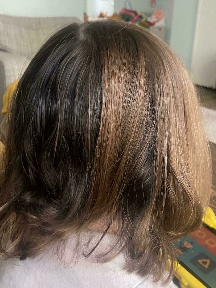 Cabello bicolor dividido en dos tonos que destaca como rasgo distintivo del cuerpo humano en una persona.
